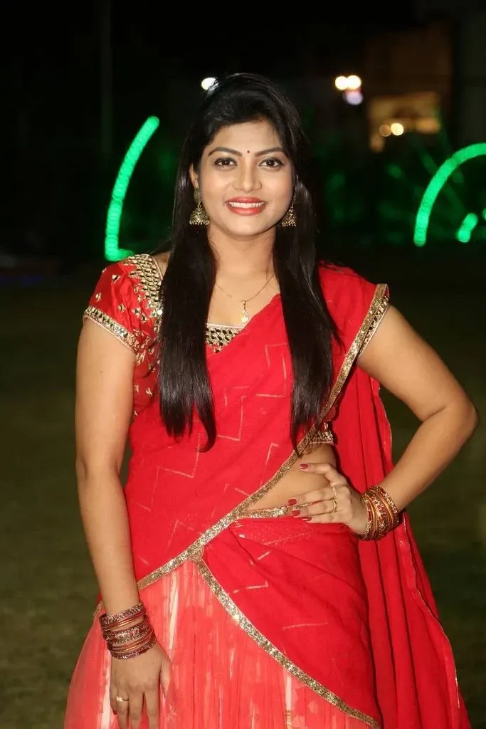 GLAMOROUS INDIAN GIRL SOUMYA IMAGES IN RED SAREE